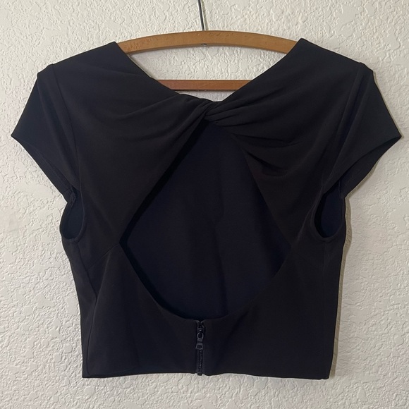 Alice + Olivia Black Twist Back Open Detail Short Sleeve Crop Top Small - Picture 2 of 3